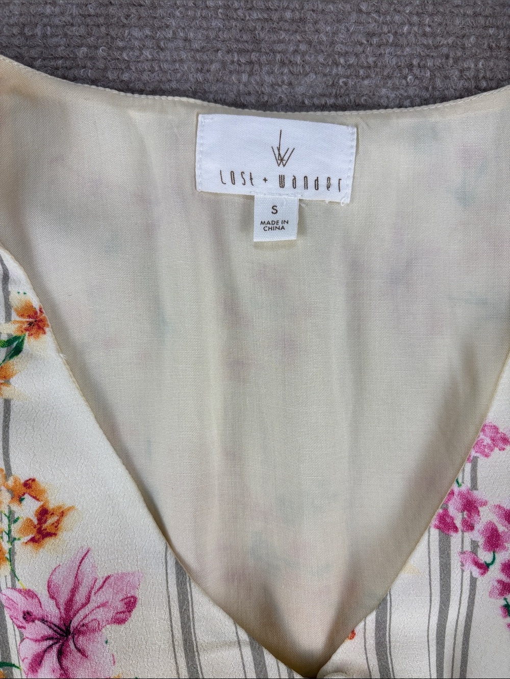 Lost + Wander Cream Floral V-Neck Flutter Sleeve Peplum Top Blouse Size S NWOT - Picture 2 of 6